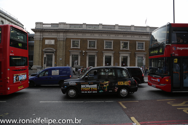 Olha o charmoso táxi inglês. Ele parece pequeno, mas comporta na boa a torcida do Botafogo e do Santos juntas