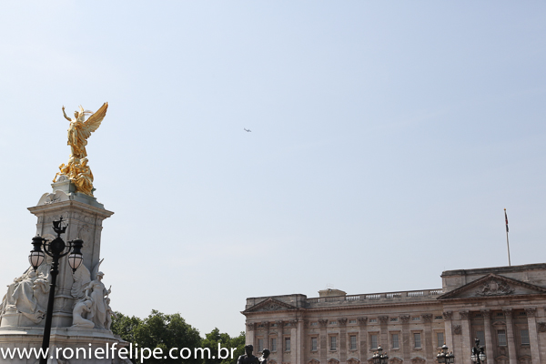 O Palácio de Buckingham fica lotadaço durante o verão. Quem odeia muvuca deve visitar Londres entre Agosto e Setembro