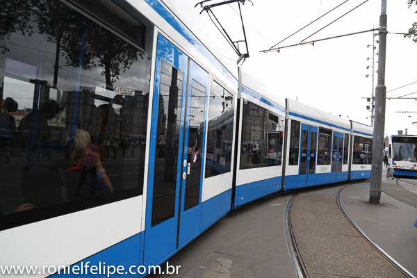 Olha o tram vem surgindo de trás das montanhas azuis olha o tram