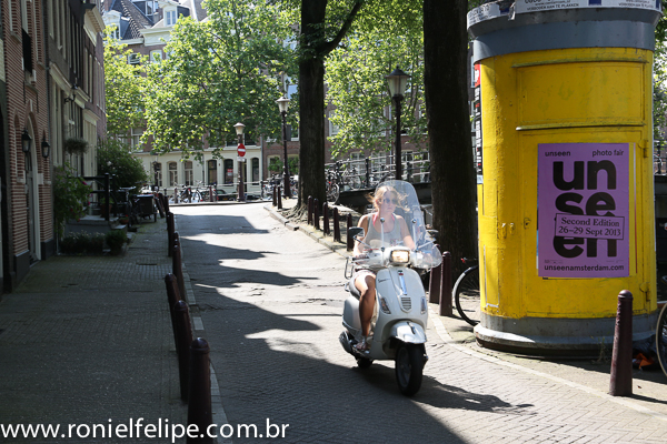 Além das bicicletas, existem muitas scooters pela Holanda