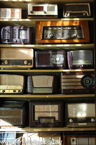 Rádios antigos, boa comida e a senha do wi-fi mais complicada de todo os tempos