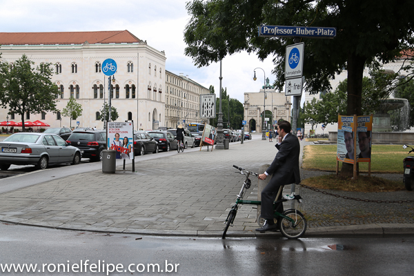 Munique tem um transporte muito bom, mas a velha bike está por todos os lugares
