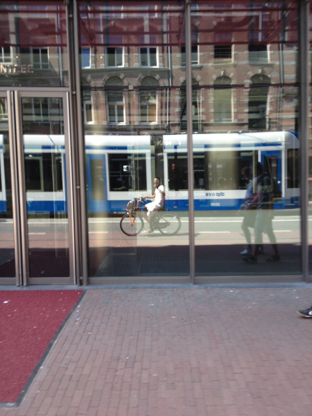 Turista apostando corrida com o tram e ainda fazendo foto