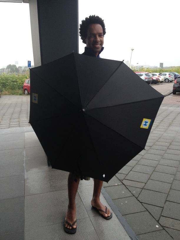 De onde você tirou esse escudo Batman? Melhor nem responder. Esse é um guarda-chuva especial contra a chuva com vento holandesa