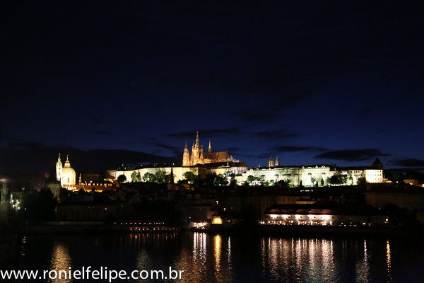 A bela vista noturna do Castelo de Praga 