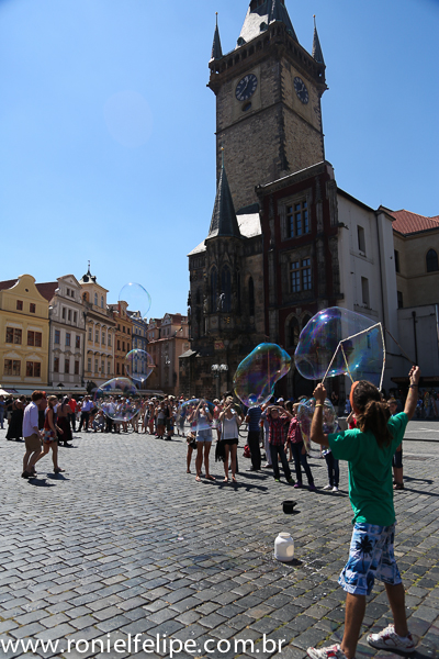 Turistas, turistas e bolhas de sabão para alegrar as crias dos turistas